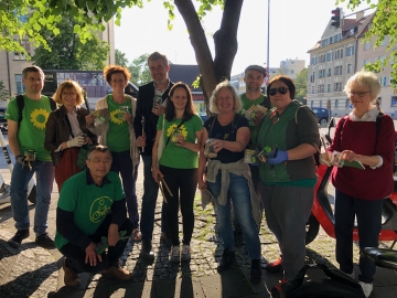 Grüne sammeln Kippen ein