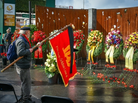 Wiesn-Gedenken - Laimer SPD mit Fahne dabei