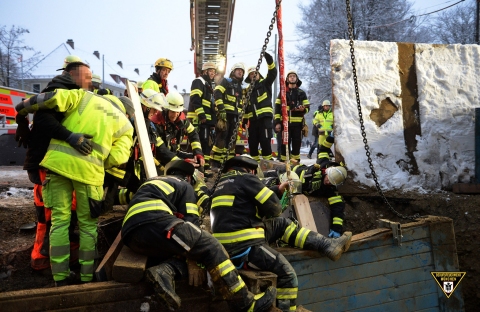Bauarbeiter auf Baustelle verschüttet