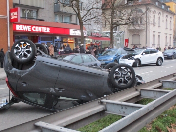Verkehrsunfall mit mehreren beteiligten Pkw - eine Person verletzt