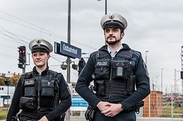 Unbekannter schlägt 20-Jährigen