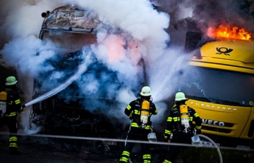 Zwei Lkw in Brand - Fahrer erleidet Brandverletzungen