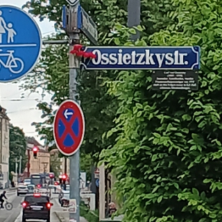 Mit roten Nelken geschmückt... Mit roten Nelken geschmückt...