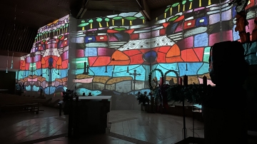 Vom Dunkel ins Licht - Adventsmeditationen mit Lichtshow der Kirchenfenster von St. Stephan Sendling mit dem Lichtkünstler Gene Aichner