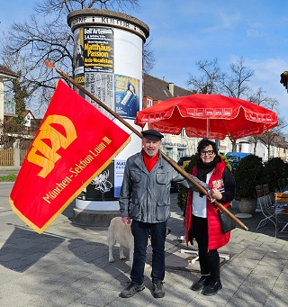 Willibaldplatz: SPD Laim wirbt mit Traditionsfahne