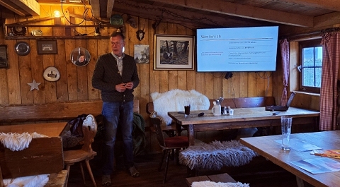 Fährtenlesen statt Floskeln: Torsten Grigull beim 116. Unternehmerstammtisch in Laim