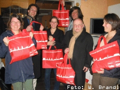 Mit ihren roten Taschen werden die Stadtratskandidaten in den nächsten Tagen in den Laimer Straßen mit Informationen unterwegs sein und die Haushalte aufsuchen